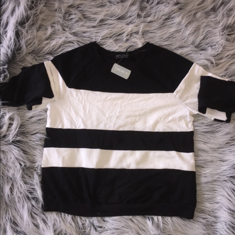 BLACK AND WHITE STRIPED SWEATER